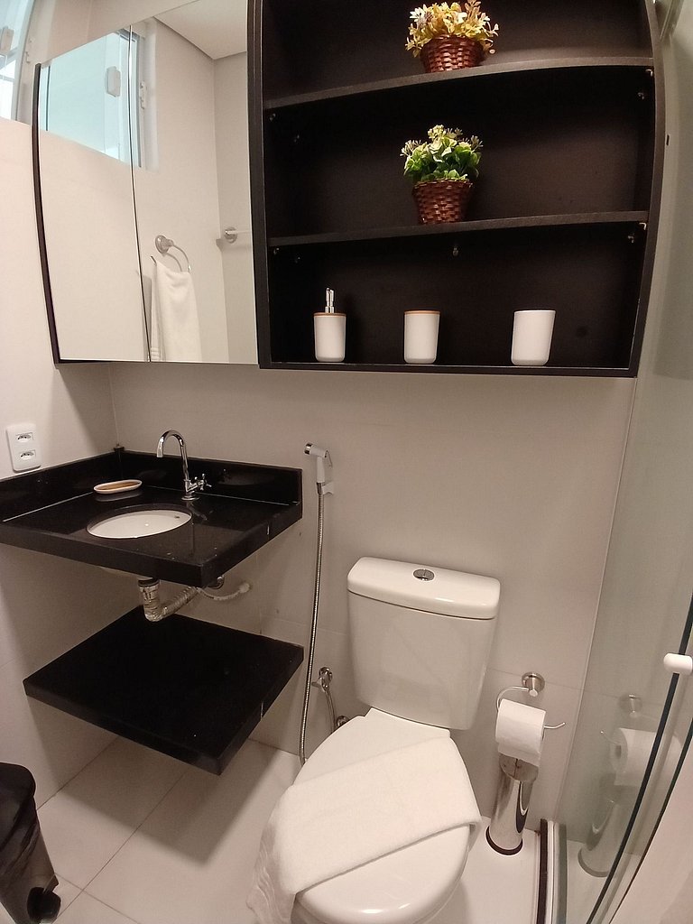 4BR Apt 1 Min from Beachfront | WiFi | Parking