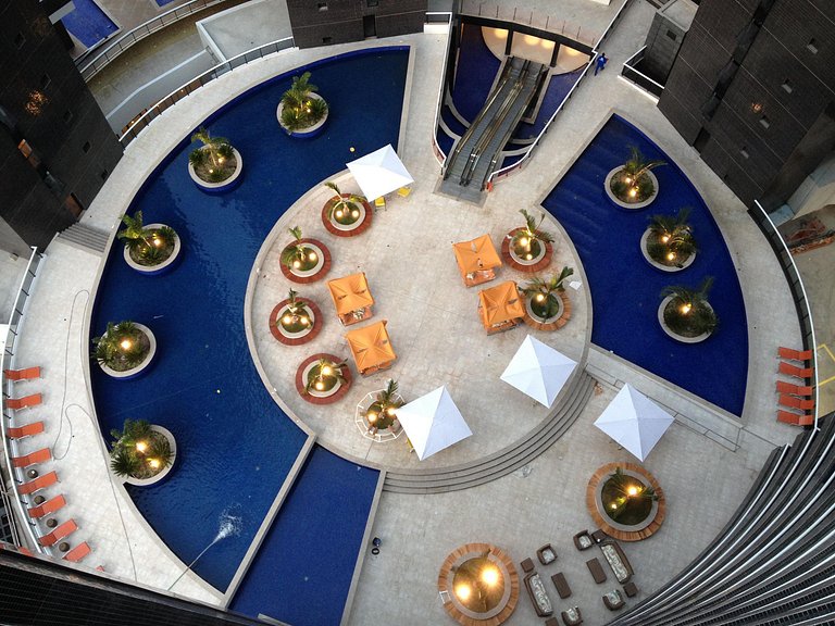 Beachfront 2 Br Aprt at Landscape WiFi Parking