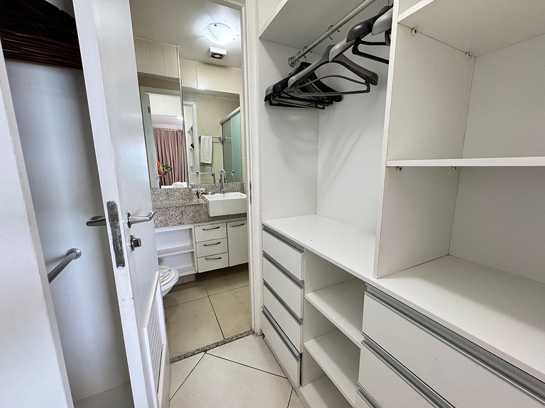 Beachfront 2 Br Aprt at Landscape WiFi Parking