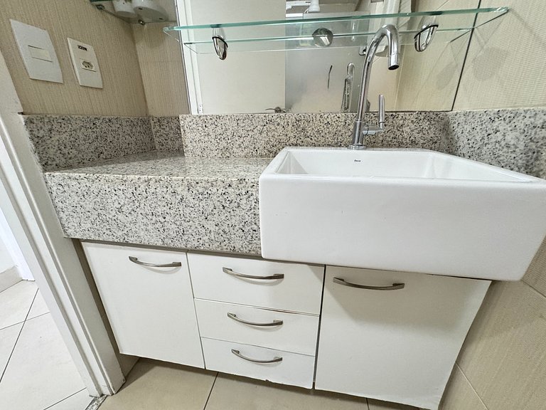 Beachfront 2 Br Aprt at Landscape WiFi Parking